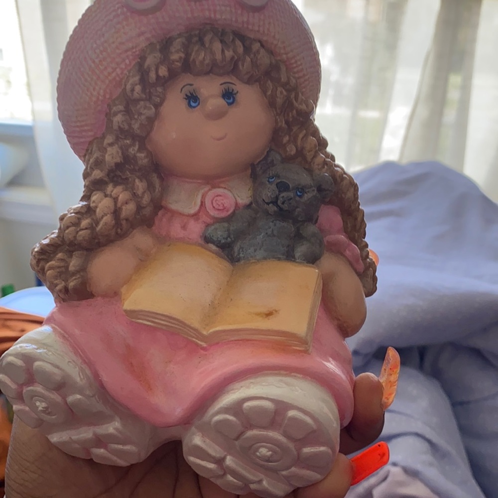 I am selling a ceramic piece